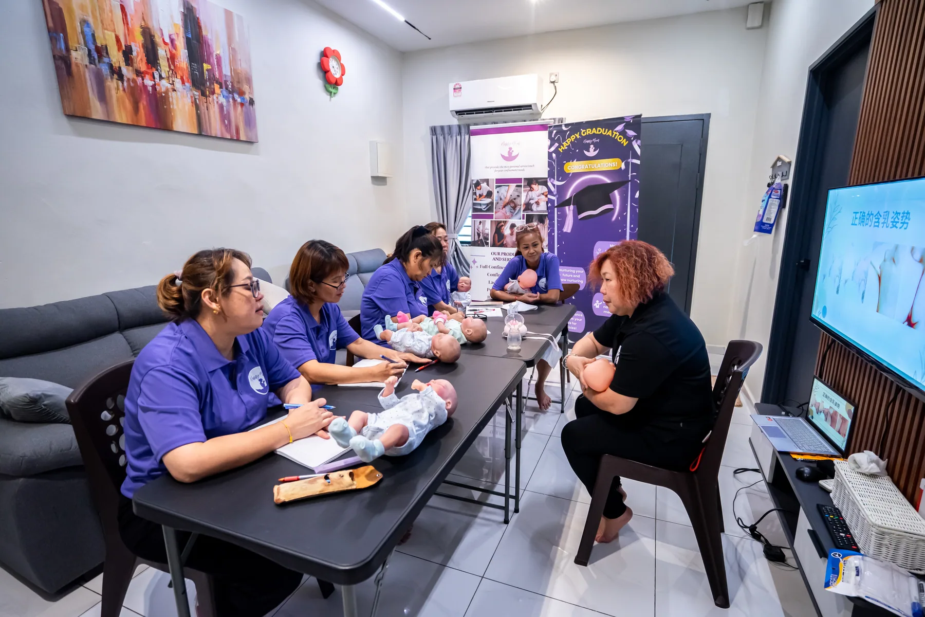 NannyMoon confinement nannies in a hands-on training class